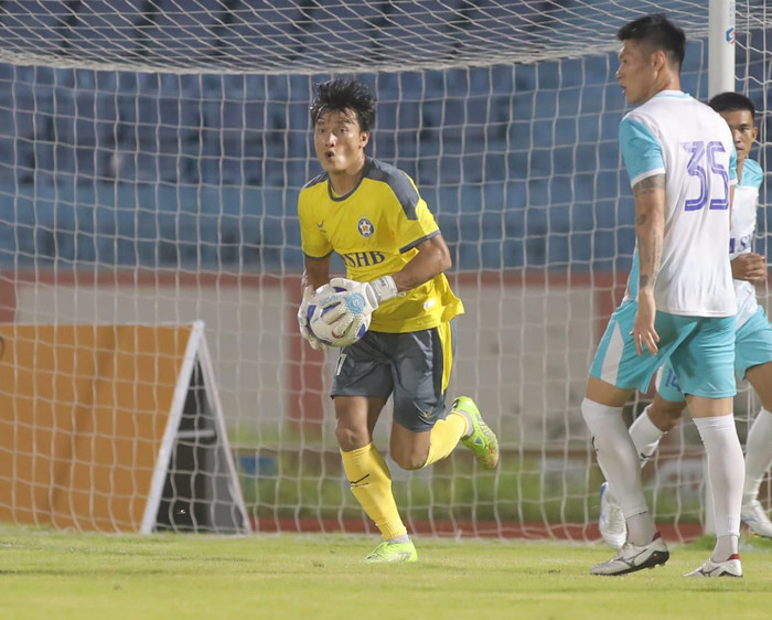 Thủ môn Bùi Tiến Dũng đã giữ sạch lưới trong ngày CLB Đà Nẵng đối đầu với đội sinh viên Hàn Quốc. Ảnh: Thiên Long Sport