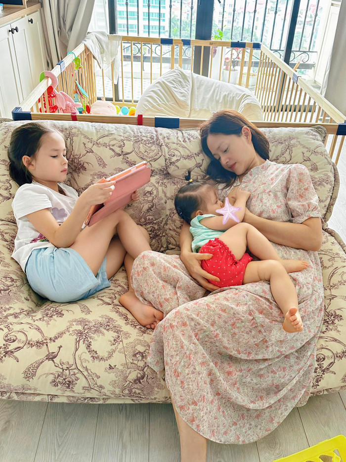 Lan Phương lựa chọn ảnh chăm hai con ở nhà để báo tin ly hôn. Ảnh: FBNV