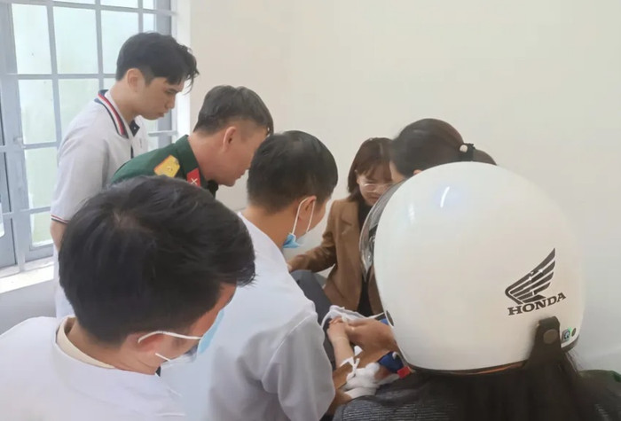 Các sinh viên bị thương được đưa đi sơ cứu. Ảnh: Pháp luật TP.HCM