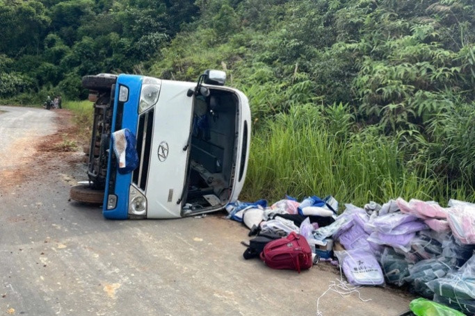 Hiện trường vụ lật xe. Ảnh: VnExpress