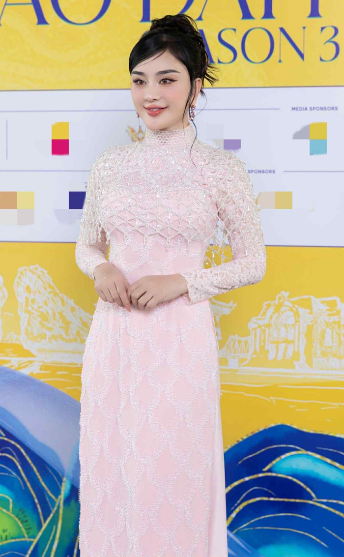 Phong thái cùng layout make-up khiến Lâm Khánh Chi được khen giống Phạm Băng Băng. (Ảnh: FBNV)