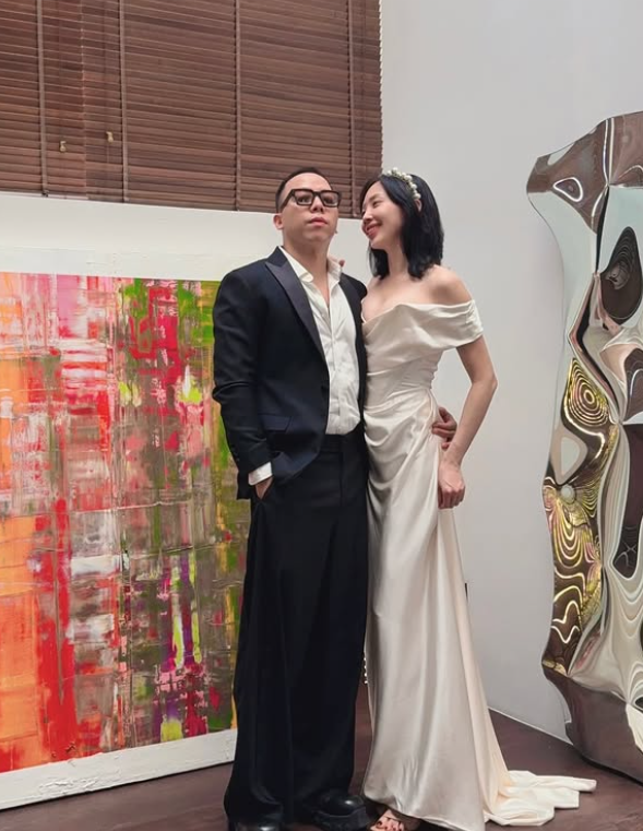 Tóc Tiên và Hoàng Touliver giữ thói quen mặc lại áo cưới vào ngày kỉ niệm. Ảnh: IGNV