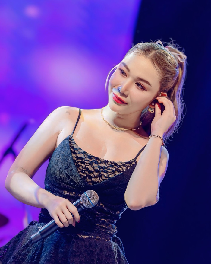 Nữ ca sĩ nóng bỏng First Pornchita (IG)