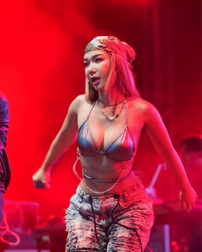 Nữ ca sĩ nóng bỏng First Pornchita (IG)