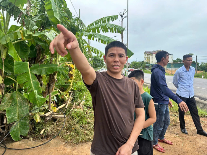 Một trong những người có mặt sớm tại hiện trường, hỗ trợ giúp nạn nhân gặp nạn. (Ảnh Tiền Phong)