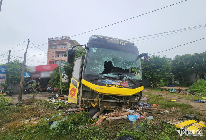 Hiện trường vụ tai nạn lật xe khách ở Hà Tĩnh vào rạng sáng 25/7. (Ảnh Thiện Lương/ VietNamNet)