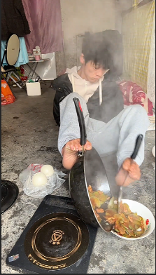 Anh chàng dùng đôi chân của mình để nấu ăn (Nguồn ảnh: Douyin)