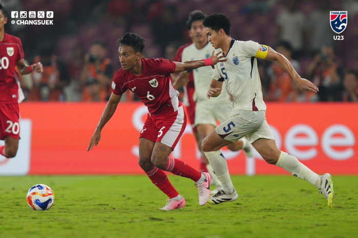 U23 Indonesia gần như đè ngửa Thái Lan trong cả hiệp một với sự áp đảo hoàn toàn. Ảnh: FAT