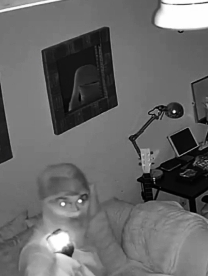 Kiểm tra camera, nữ chủ nhà 'tái mặt' vì hành động của tên trộm trong lúc mình ngủ Ảnh 1