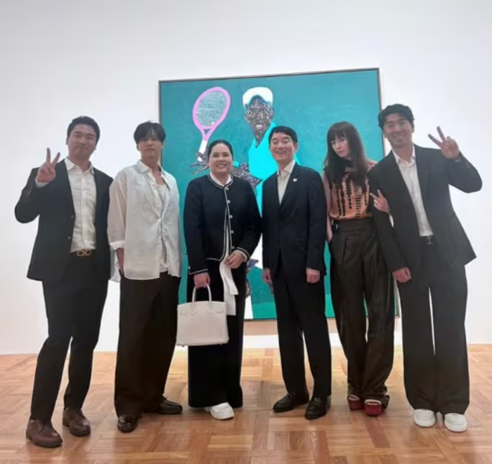 Vợ chồng diễn viên Won Bin khá cởi mở khi chụp ảnh chung với người quen. Ảnh: Instagram inbeelievable