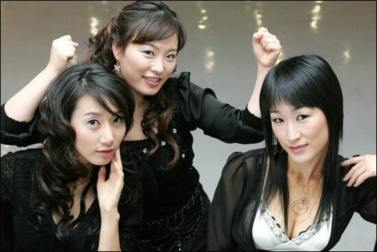 (Từ trái sang phải) Các thành viên của Charlie's Angels là Jang Kyung Hee, Shim Jin Hwa và Kim Hyung Eun | Nate News.