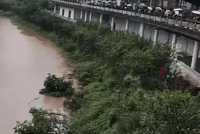 Nữ shipper rơi xuống sông tử vong khi đi giao đồ ăn, bỏ lại con nhỏ mới 2 tuổi Ảnh 2