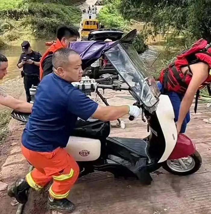 Nữ shipper rơi xuống sông tử vong khi đi giao đồ ăn, bỏ lại con nhỏ mới 2 tuổi Ảnh 4