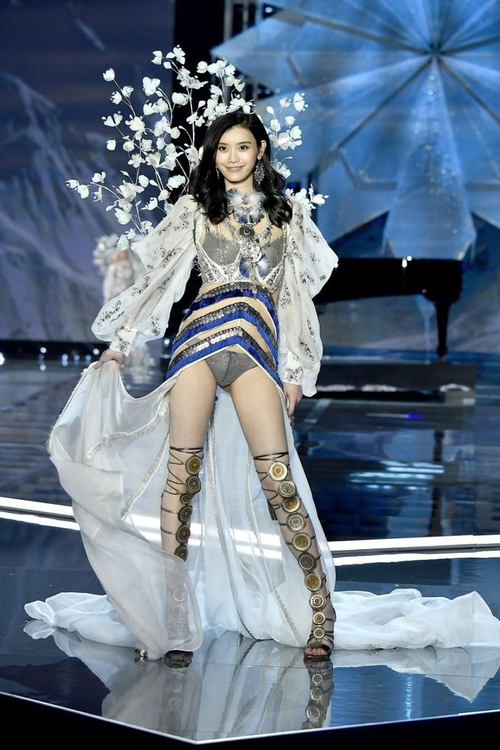Hề Mộng Dao từng là siêu mẫu nội y của Victoria's Secret trước khi cô giải nghệ. (Ảnh Sohu)