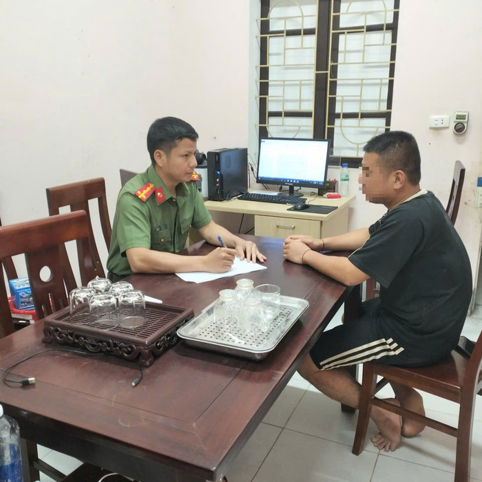 Công an xã Tương Dương triệu tập đối tượng đăng thông tin sai sự thật về đập Thủy điện Bản Vẽ. Ảnh: Công an tỉnh Nghệ An