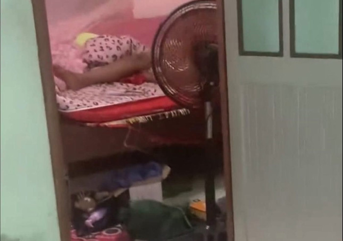 Chủ nhà tá hoả phát hiện gã đàn ông lạ ngủ trên giường của mình.