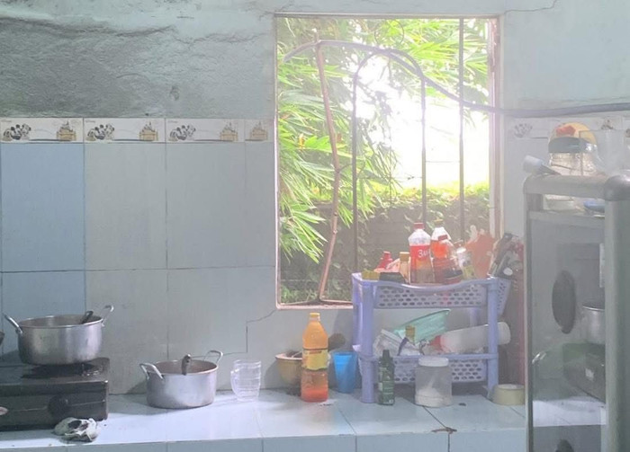Khung cửa sổ ở khu vực bếp bị bẻ cong bất thường.