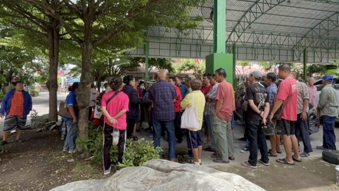 Sư trụ trì bị nghi ăn chặn 19 tỷ đồng, hàng trăm người dân kéo đến chùa đòi sao kê Ảnh 1