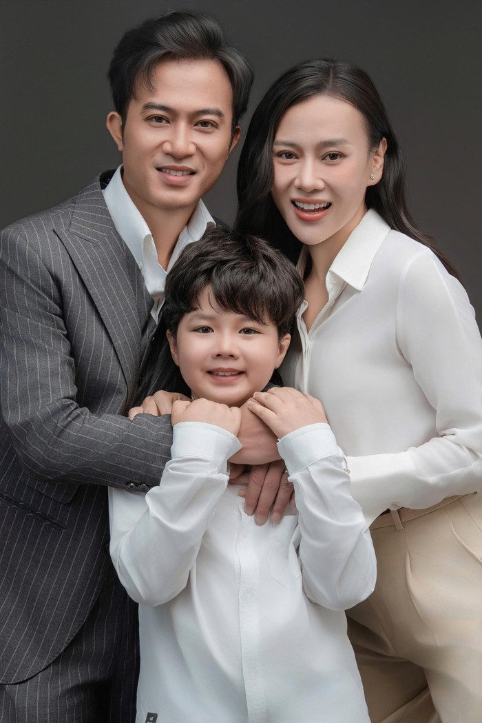 Phương Oanh và Doãn Quốc Đam sẽ hóa thân thành một cặp vợ chồng có một cậu con trai đáng yêu. Ảnh: FBNV