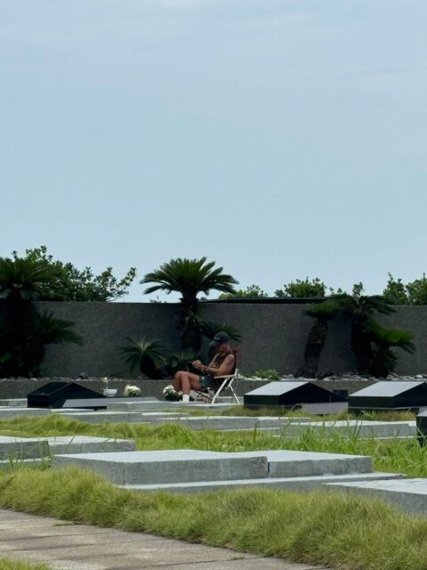 Nam ca sĩ ngồi canh giữ mộ phần người vợ trong nghĩa trang, hình ảnh khiến hàng triệu người bật khóc Ảnh 2