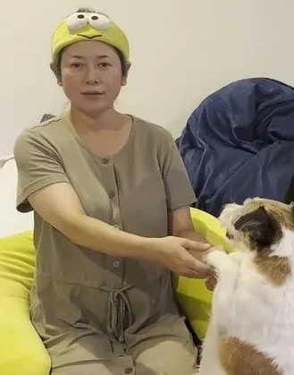 Yoko Maki xuất hiện trong video đăng tải trên kênh YouTube 'Kinmori Jiědì' do cô và em trai đồng sáng lập vào ngày 26/7, trực tiếp chia sẻ tin vui. (Ảnh: Sinchew)
