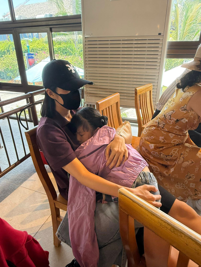Lê Phương chăm sóc các con chu đáo trong chuyến đi du lịch. Ảnh: FBNV
