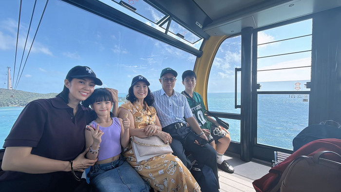 Lê Phương hạnh phúc đi du lịch cùng bố mẹ ruột và hai con. Ảnh: FBNV