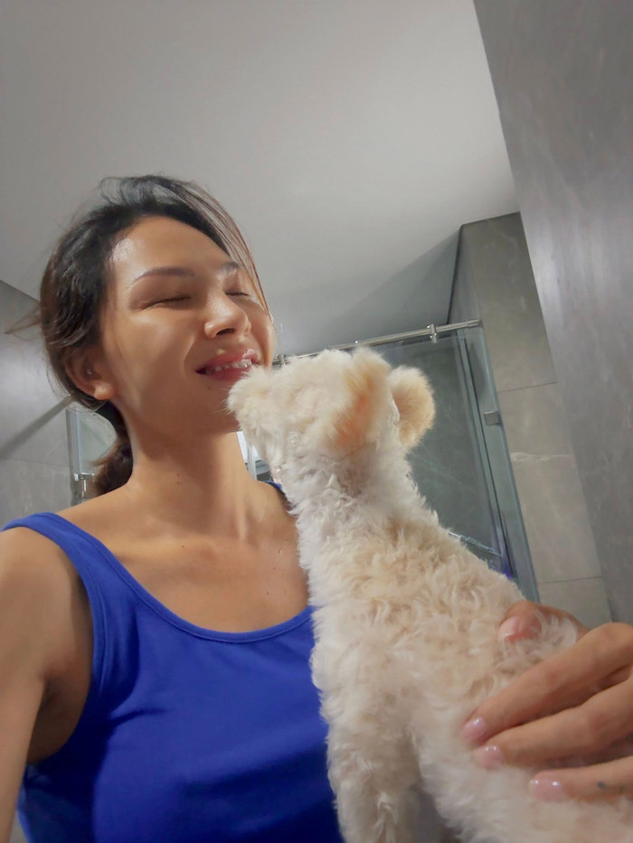 Minh Triệu có nuôi một chú cún nhỏ và thường xưng hô 'mẹ - con' với thú cưng. Ảnh: FBNV