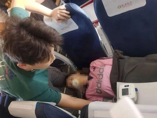 Chàng trai cứu sống một hành khách 20 tuổi trên chuyến bay, chỉ mới là sinh viên năm 2 Ảnh 1