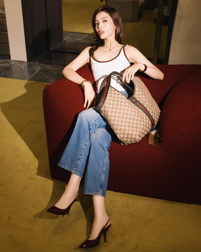 Phụ kiện đi kèm của Hoa hậu Kỳ Duyên gồm vòng tay vàng, đồng hồ da và giày cao gót mũi nhọn màu đỏ mận, tạo nên tổng thể thời trang vừa hiện đại, vừa gợi nhớ đến tinh thần cổ điển mà nhà mốt nước Ý theo đuổi.