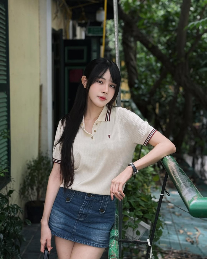 Nét đẹp dịu dàng nhưng không kém phần hiện đại giúp Bích Hạnh ghi điểm tuyệt đối, đặc biệt trong những khoảnh khắc đời thường bên Văn Thanh.