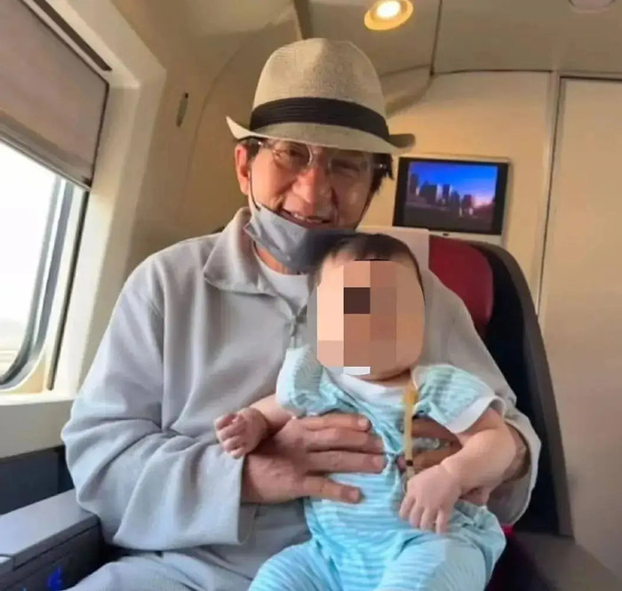 Hình ảnh Thành Long và đứa trẻ 'lạ' gây xôn xao. (Ảnh: Sohu)