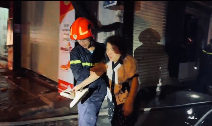 Người nhà được cứu trong vụ cháy. (Ảnh: Page Công an thành phố Hải Phòng)