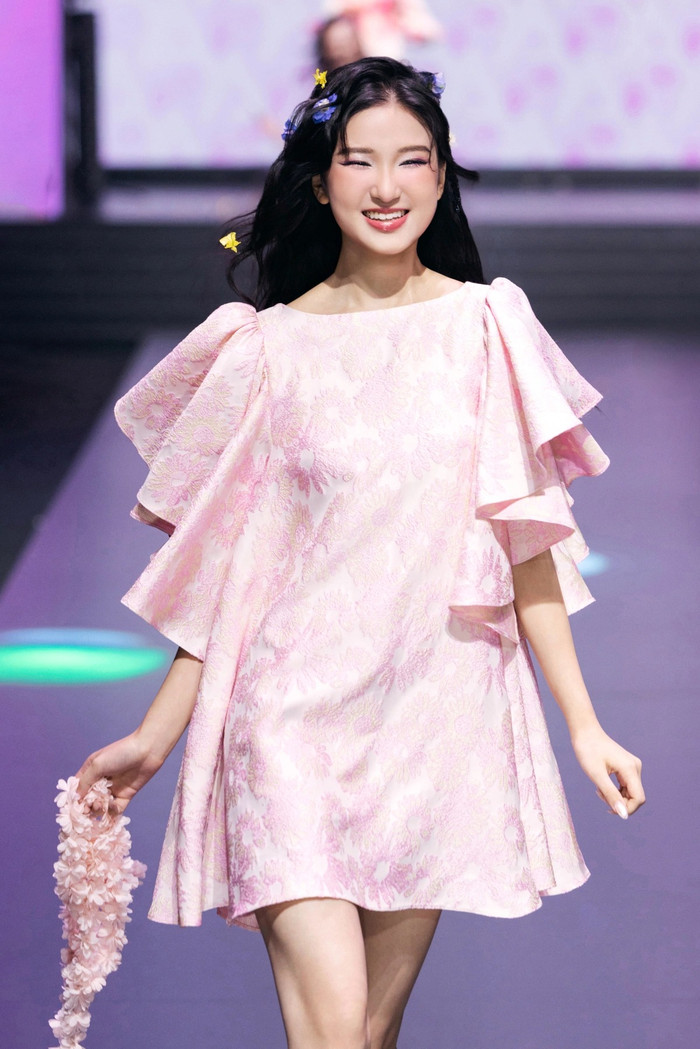 Nhiều khán giả hoài nghi về năng lực cũng như đặt câu hỏi liệu TikToker sẽ đi đường dài với các sàn runway hay không. (Ảnh FBNV)