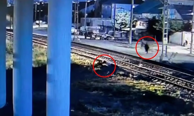 Người đàn ông bên kia đường đang lao tới. Ảnh: Daily Mail