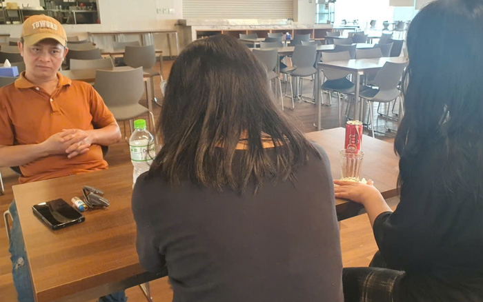 Cháu Trang cùng bố mẹ sau chuỗi ngày mất tích. (Ảnh: VietnamNet)