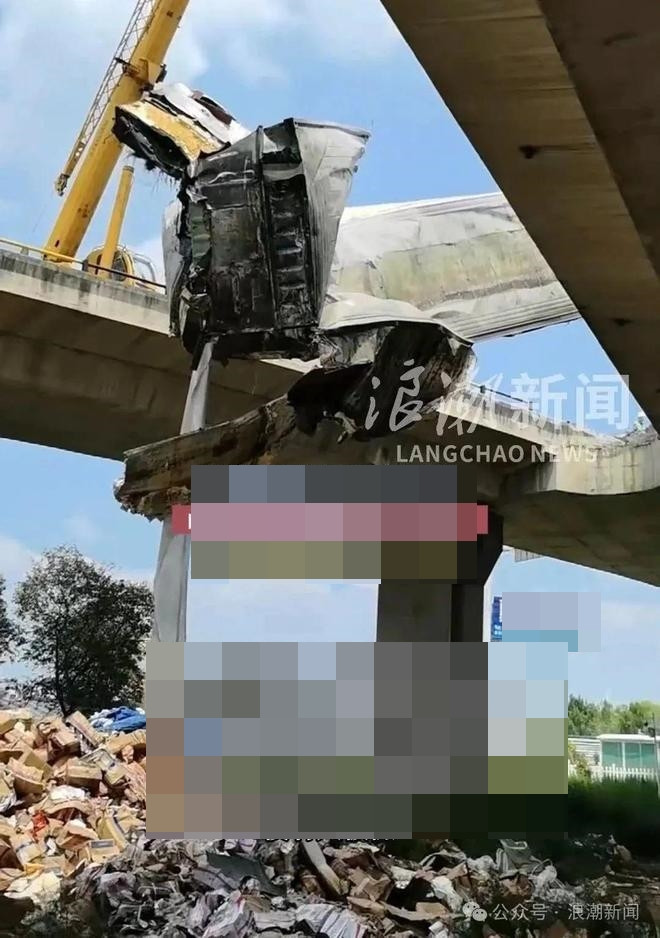 Xe tải gặp nạn, dân làng tràn xuống 'hôi của' hơn 10 tấn hàng đông lạnh Ảnh 1