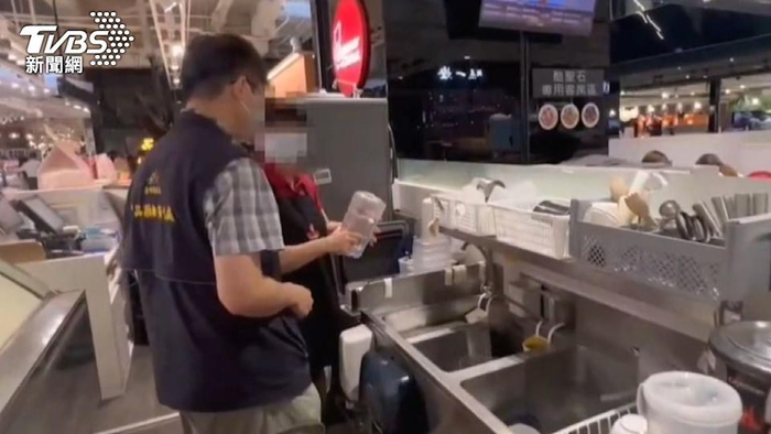 Uống nhầm nước pha thuốc tẩy tại cửa hàng ăn uống, 4 người nhập viện Ảnh 1