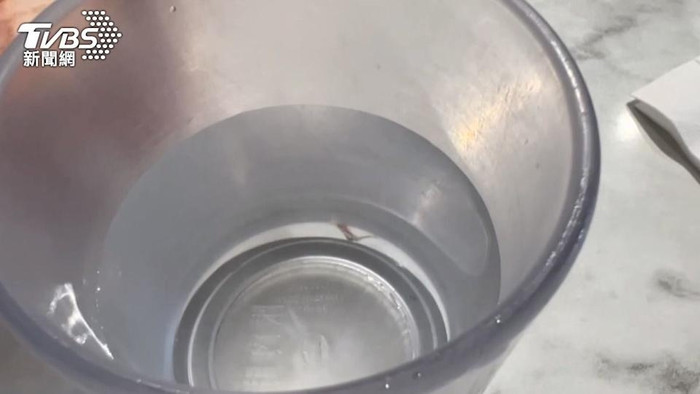 Uống nhầm nước pha thuốc tẩy tại cửa hàng ăn uống, 4 người nhập viện Ảnh 2