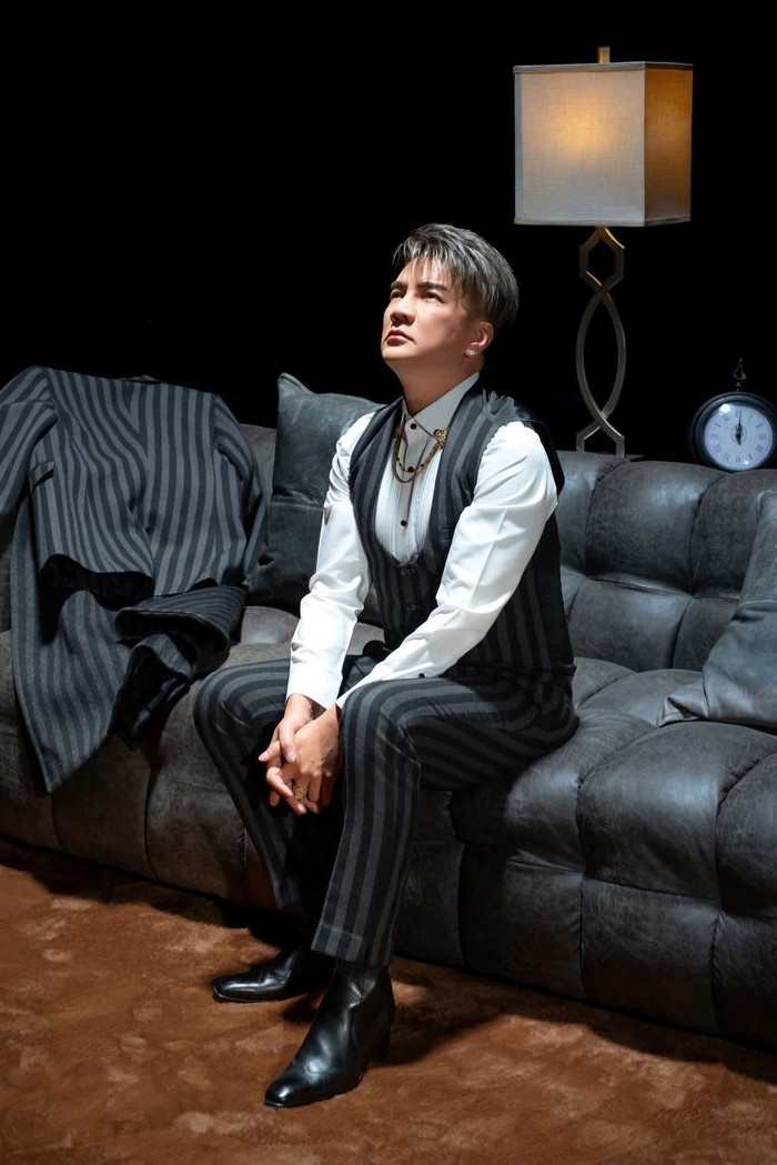 Những ngày đầu đi hát, Đàm Vĩnh Hưng gặp nhiều thử thách nhưng anh không từ bỏ. (Ảnh FBNV)