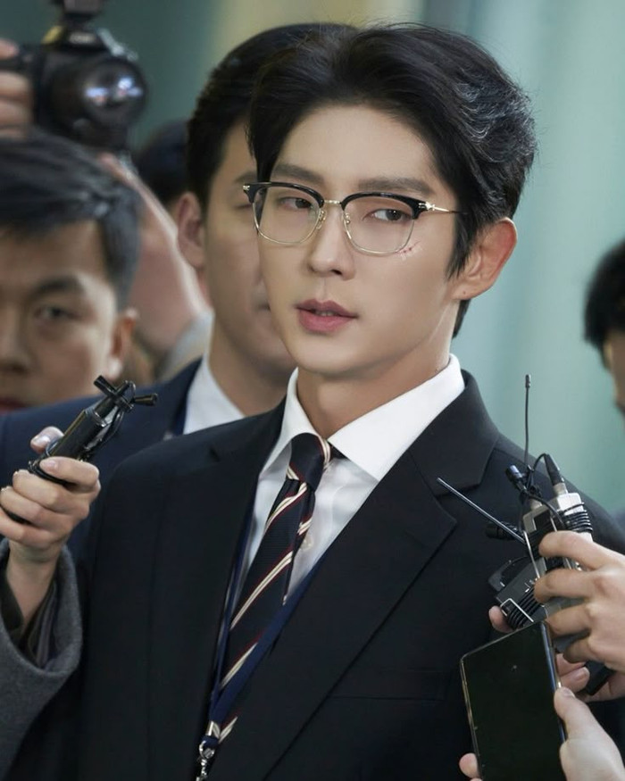 Lee Joon Gi trong vai công tố viên Kim Hee Woo mang trong mình chính nghĩa và công lý. Anh luôn dẫn thân vào những cuộc điều tra tham nhũng trong bộ máy chính trị. (Ảnh: My Drama List)