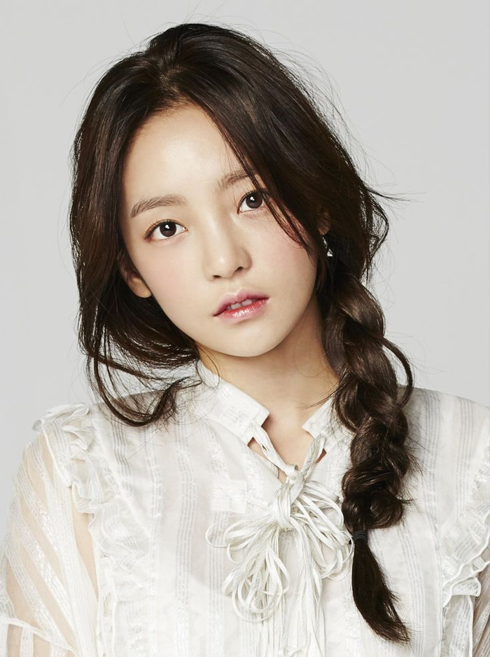 Goo Hara được cho là bị trầm cảm nặng. Cô đăng nhiều trạng thái u buồn trên mạng xã hội: 'Vất vả nhưng phải giả vờ không sao. Đau đớn nhưng phải giả vờ vẫn ổn. Cứ phải sống trong nhẫn nhục, bức bối như thế. Bề ngoài có vẻ chẳng sao, nhưng bên trong đã nát tan, vỡ vụn', 'Một lời nói có thể giết chết một con người, cũng có thể cứu rỗi một con người. Nếu biết sức mạnh của từ ngữ tại sao không uốn lưỡi bảy lần trước khi nói'... (Ảnh: Soompi)