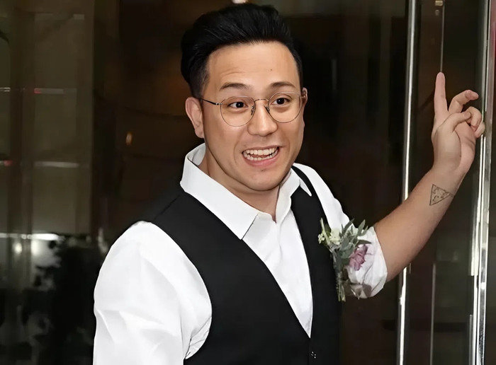 Nam diễn viên từng thử làm nhiều công việc khác nhau như nhân viên nhà hàng, phục vụ khách sạn, phát tờ rơi ngoài đường hay thậm chí làm công nhân tại công trường. (Ảnh Sohu)