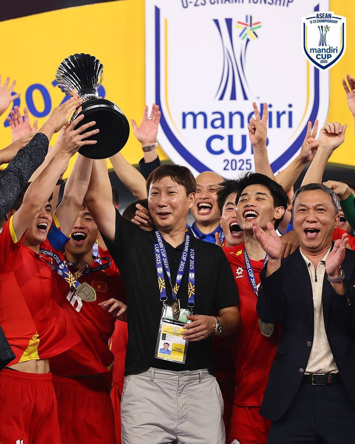 HLV Kim Sang Sik không cần triết lý đẹp, mà cần vô địch. Ảnh: ASEAN United FC