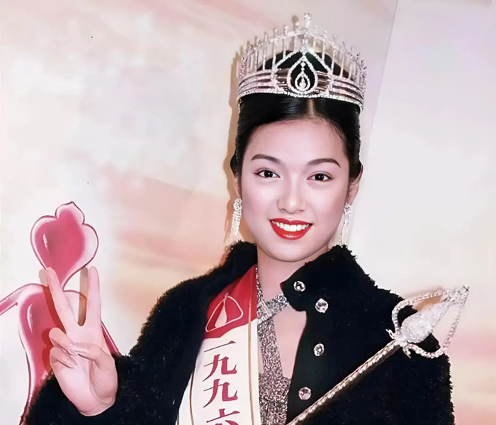 Lý San San đăng quang Hoa hậu Hong Kong 1996. (Ảnh Sohu)