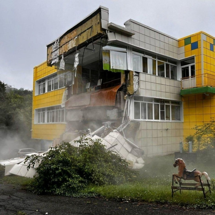 Một trường mẫu giáo ở bán đảo Kamchatka bị hư hại do động đất. Ảnh: RIA Novosti