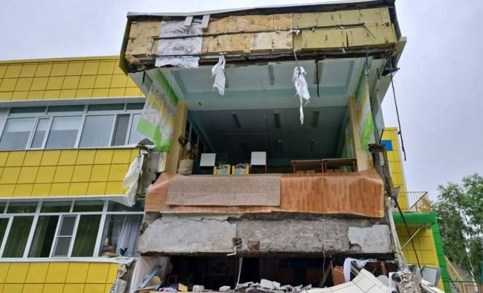 Nhà cửa ở Petropavlovsk-Kamchatka (Nga) bị hư hại sau trận động đất ngày 30/7. (Ảnh: Xinhua)