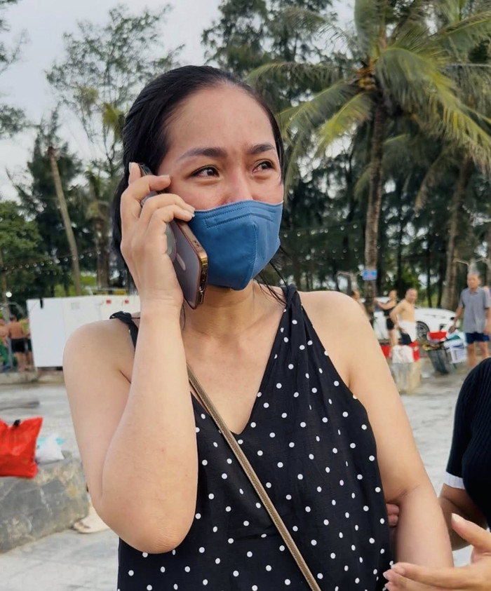 Vợ anh Tùng mắt đỏ hoe vui mừng khi biết chồng con may mắn được cứu sống.