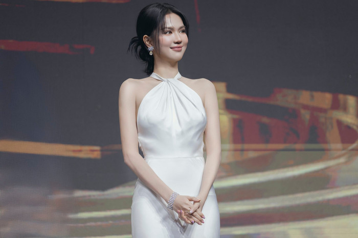 Ngọc Trinh xuất hiện với trang phục thanh lịch trong một sự kiện gần đây. Ảnh: FBVN