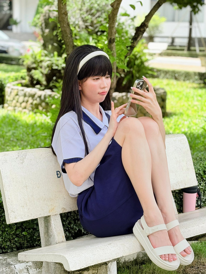 Ngọc Trinh trẻ trung trong bộ đồng phục học sinh. Ảnh: FBNV